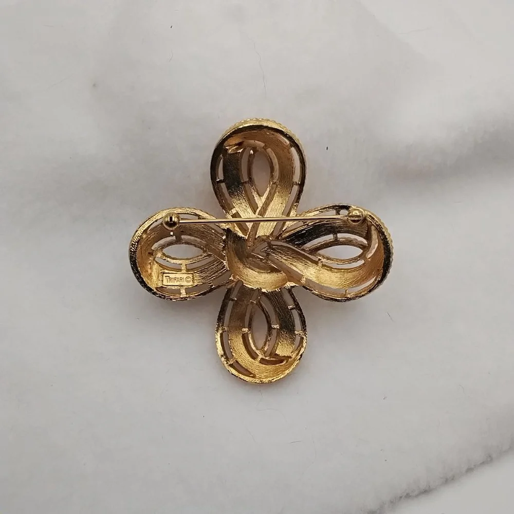 Vintage Trifari Gold Tone Brooch • 1950s Ribbon Loop Pin • Mid Century Modern